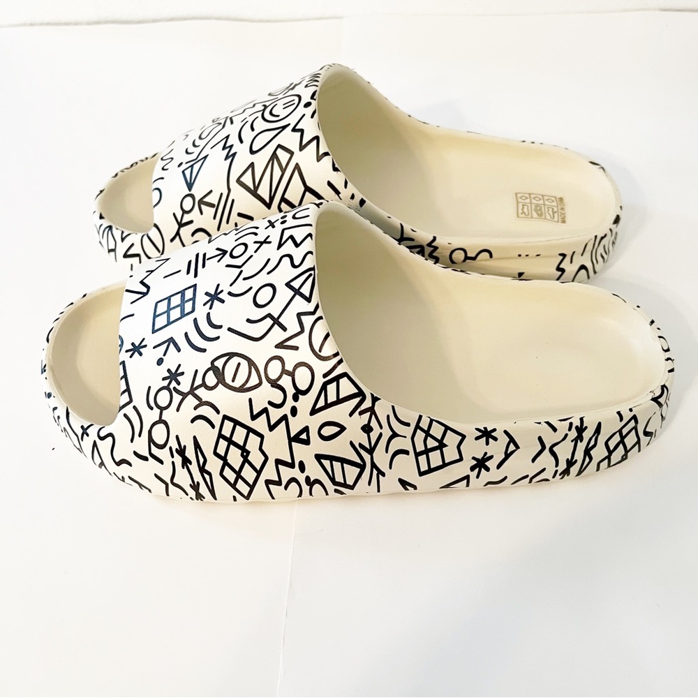 Graffiti Pillow Slides-Size 9.5 - Picture 4 of 4